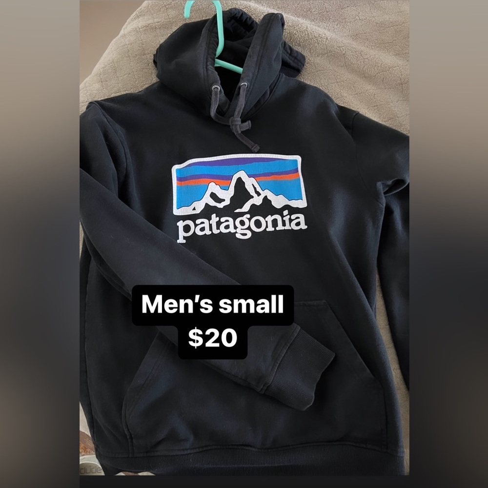 Used/ worn Patagonia Men’s Small Hoodie. This is a heavy & warm sweatshirt!